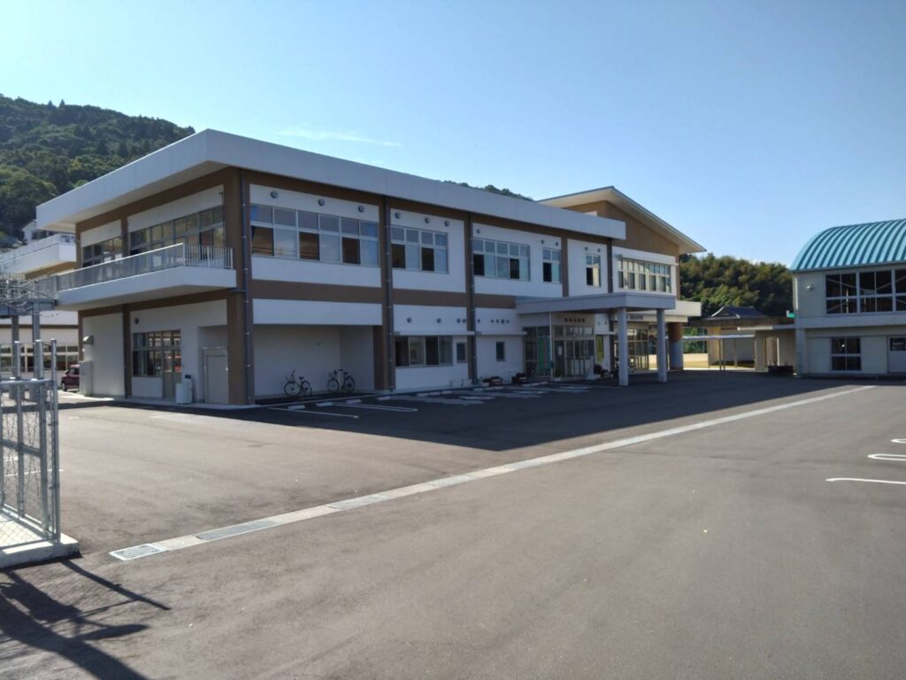 細島小学校改築事業建築主体工事内塗装工事　令和3年8月31日完了